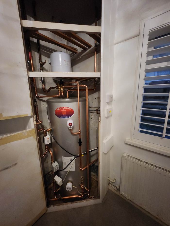 Hot water cylinder and immersion heater electrical connection