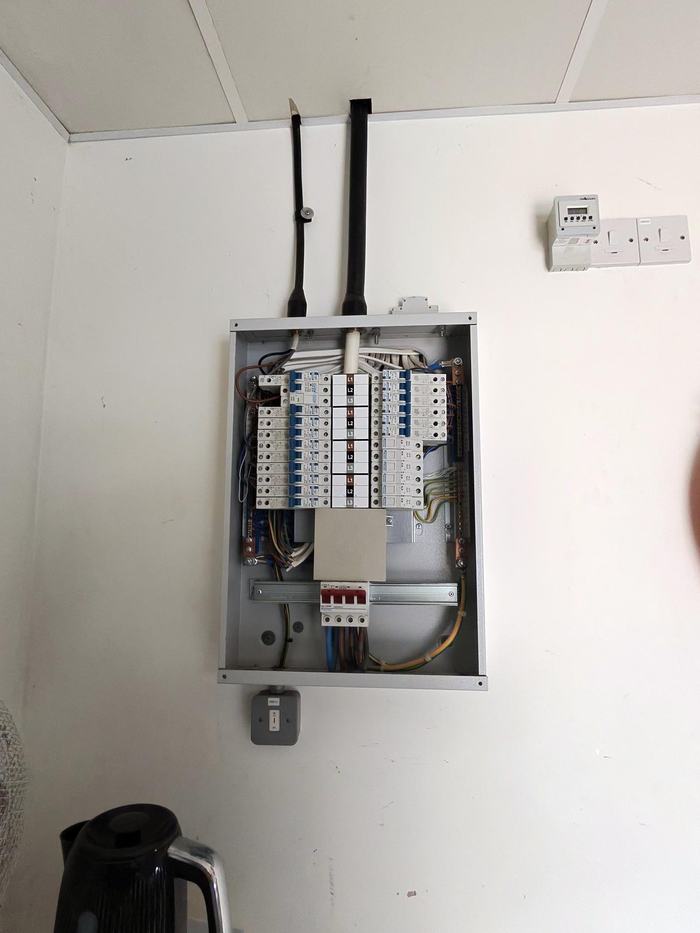Three-phase distribution board installation